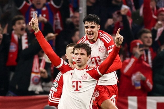 Thomas Mueller z Bayernu Monachium cieszy się po golu /ANNA SZILAGYI /PAP/EPA