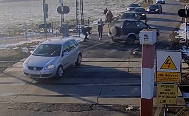 Thriller na torach. Auto się zepsuło, pociąg był coraz bliżej [NAGRANIE]