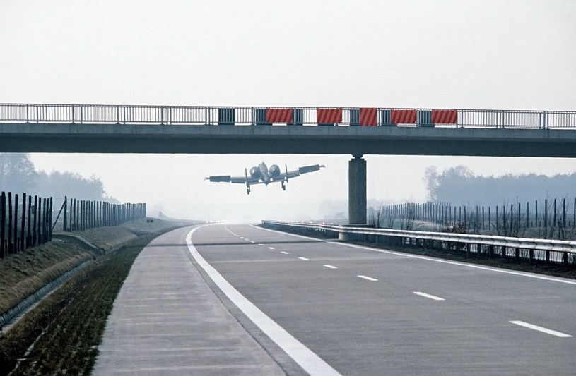 Thunderbolt II ląduje na niemieckiej autostradzie podczas manewrów w 1984 roku /Wikimedia Commons /INTERIA.PL/materiały prasowe