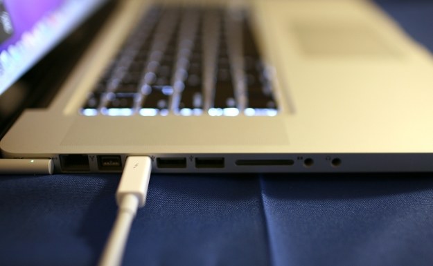 Thunderbolt w MacBooku /AFP