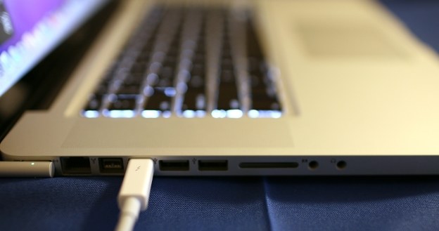 Thunderbolt w MacBooku /AFP
