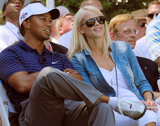 Tiger Woods z żoną Elin Nordegren. Pomimo sekskandalu jego marka warta jest 82 mln dolarów /AFP