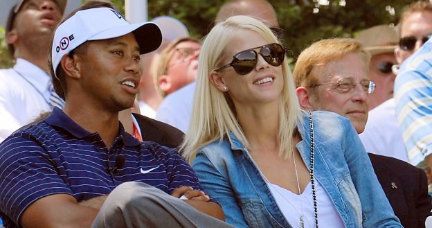 Tiger Woods z żoną Elin Nordegren. Pomimo sekskandalu jego marka warta jest 82 mln dolarów /AFP