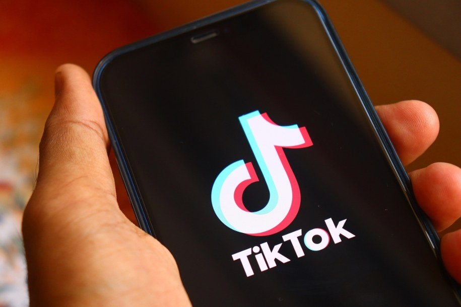 Neonaziści rekrutują 12-latki przez Telegram, TikTok czerpie zyski z ekstremizmu