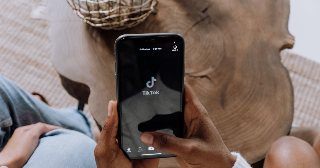 TikTok ma negatywny wpływ na młodzież? Platforma stara się bronić. / cottonbro studio /Pexels.com