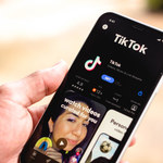 TikTok to Google dla młodych. Co piąty film w serwise zawiera fake newsy