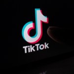 TikTok TikTok wprowadza nową metodę weryfikacji wieku w Europie