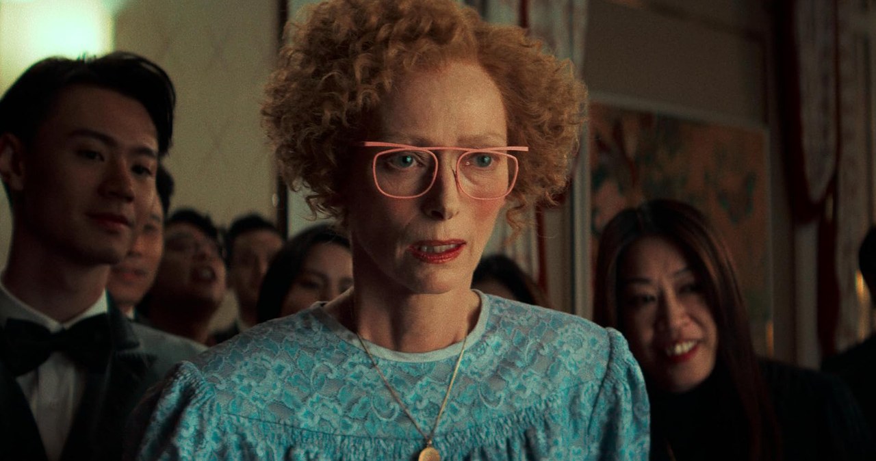 Tilda Swinton w filmie "Ballada o drobnym karciarzu" /materiały prasowe