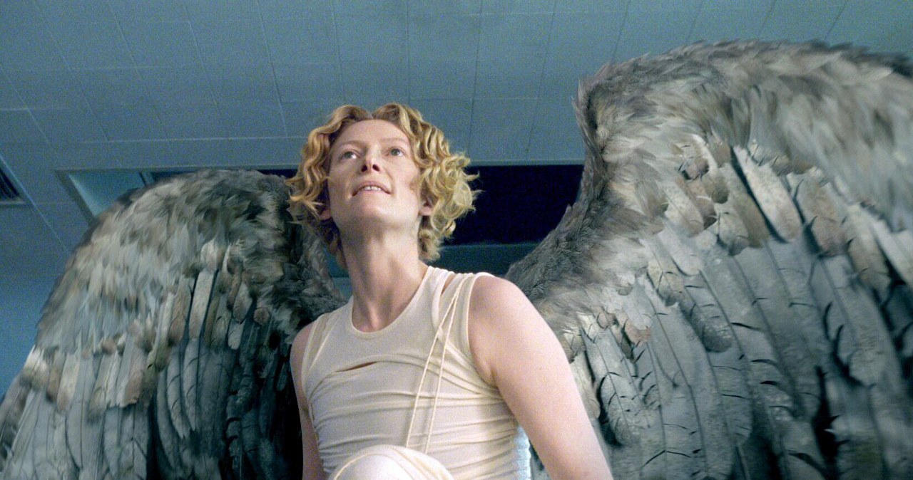 Tilda Swinton w scenie z filmu "Constantine" /materiały prasowe