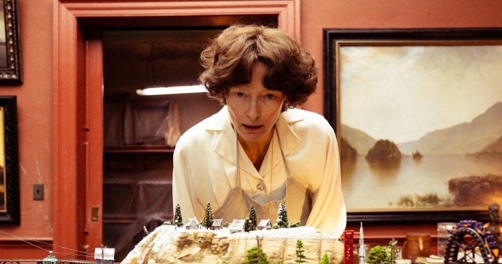Tilda Swinton w scenie z filmu "Koniec" /materiały prasowe
