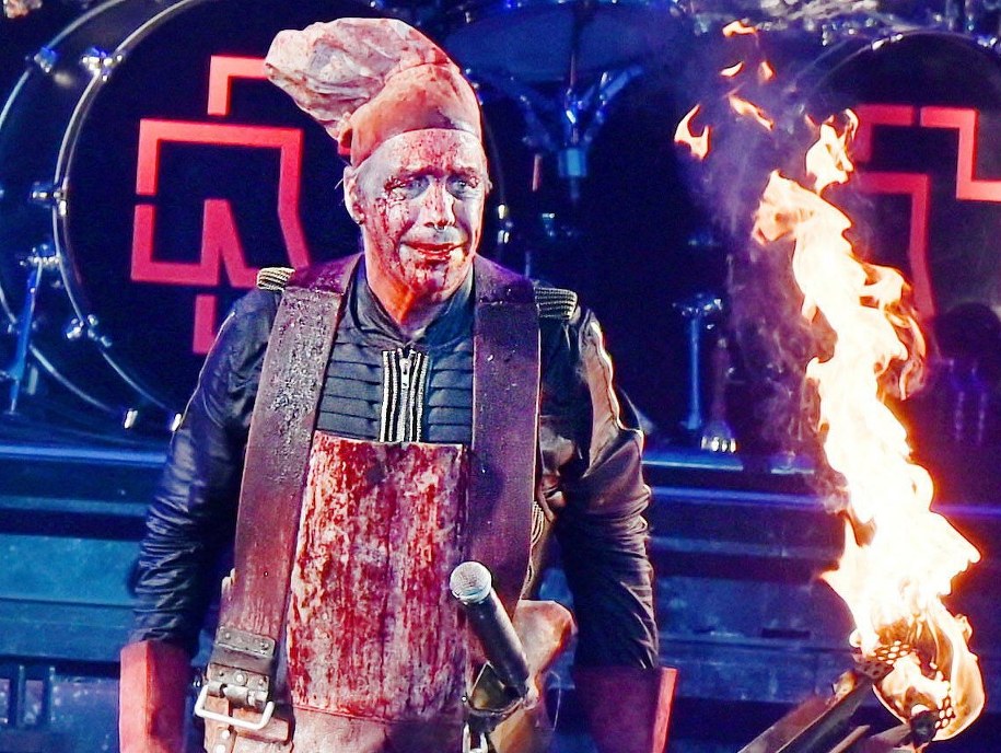 Till Lindeman podczas koncertu zespołu Rammstein