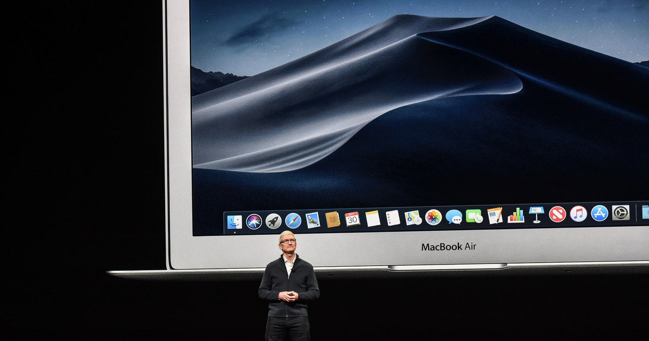 Tim Cook, CEO Apple, prezentuje nowe Macbooki Air /AFP