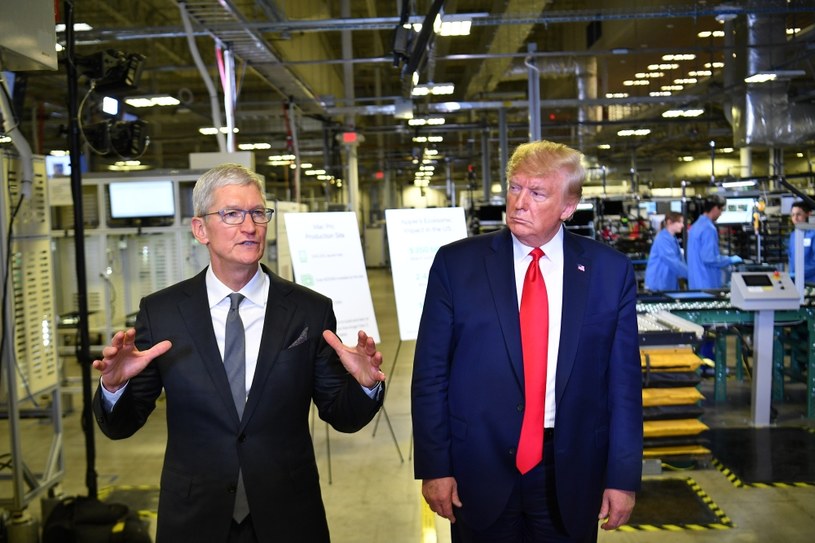 Tim Cook, CEO Apple (z lewej) i prezydent Trump w fabryce /AFP