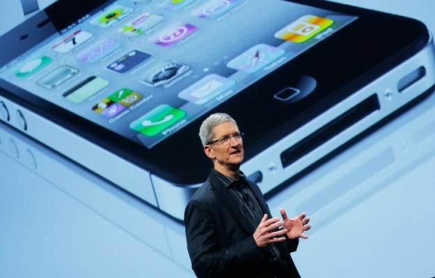 Tim Cook, nowy szef Apple - to będzie debiut iPhone'a 5 oraz jego samego /AFP