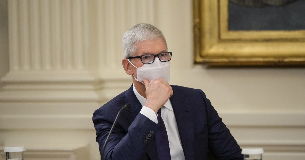 Tim Cook próbuje walczyć z przeciekami w Apple /AFP