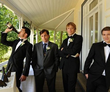 Tim Draxl, Kevin Bishop, Kris Marshall i Xavier Samuel w scenie z filmu "Kochanie, poznaj moich kumpli"