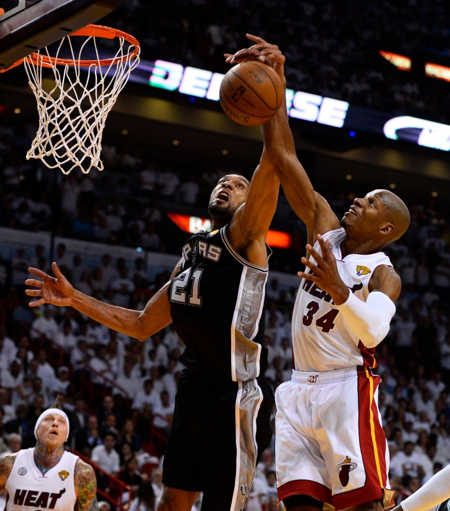 Tim Duncan i Ray Allen w walce pod koszem /LARRY W. SMITH CORBIS /PAP/EPA