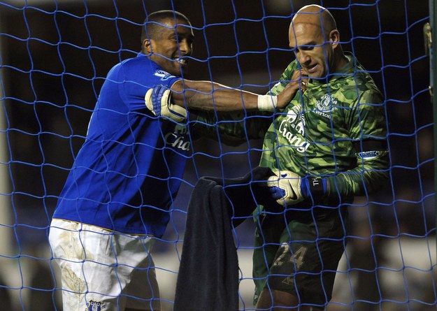 Tim Howard nie cieszył się z gola dla Evertonu, gdyż współczuł bramkarzowi Boltonu /AFP