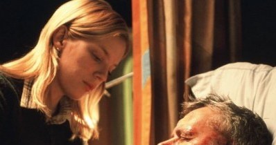 Tim Robbins i Sarah Polley w filmie "Życie ukryte w słowach" /