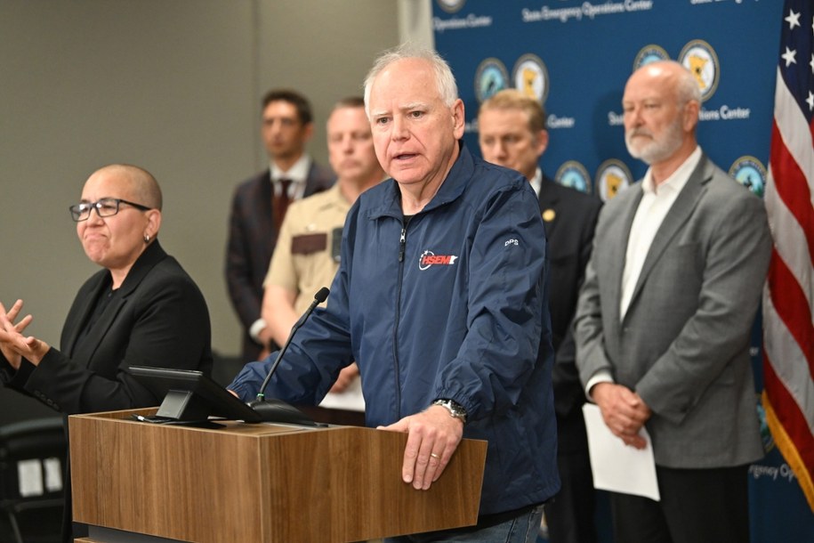 Tim Waltz ogłasza schwytanie podejrzanego o zamachy na polityków /Craig Lassig /PAP/EPA