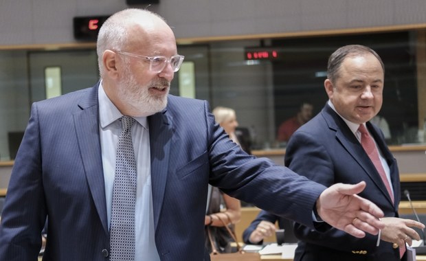 Timmermans "herosem praworządności"? Drugą kadencję ma w kieszeni