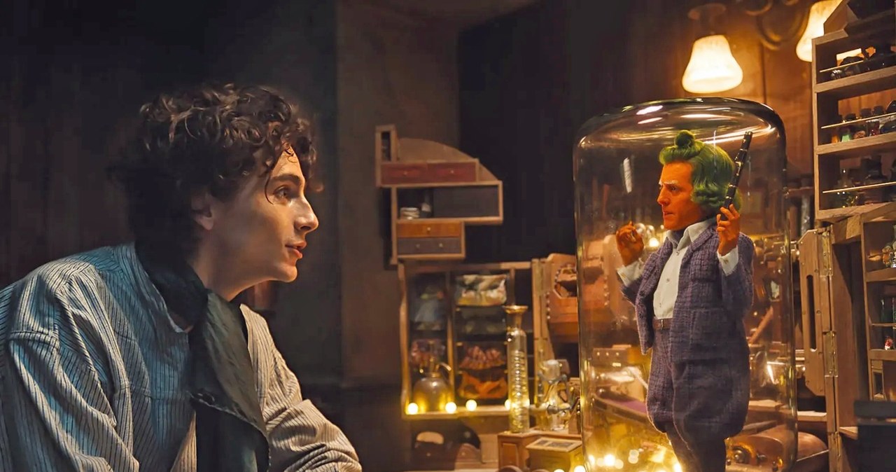 Timothée Chalamet i Hugh Grant w scenie z filmu "Wonka" /materiały prasowe