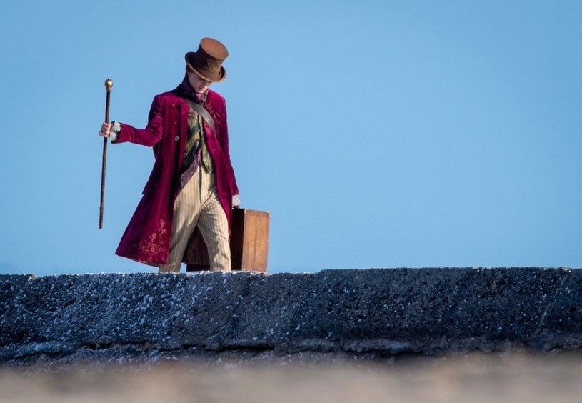 Timothée Chalamet jako Willy Wonka na planie filmu Paula Kinga (2021) /Finnbarr Webster /Getty Images