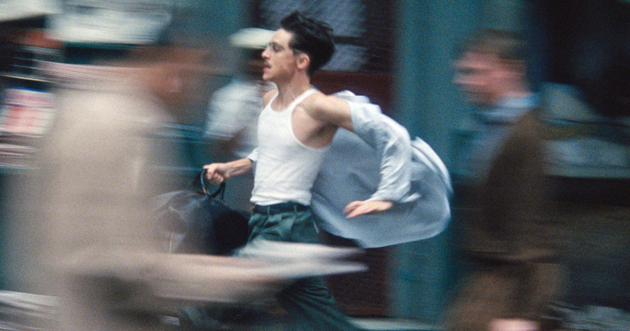 Timothée Chalamet w scenie z filmu "Wielki Marty" /materiały prasowe