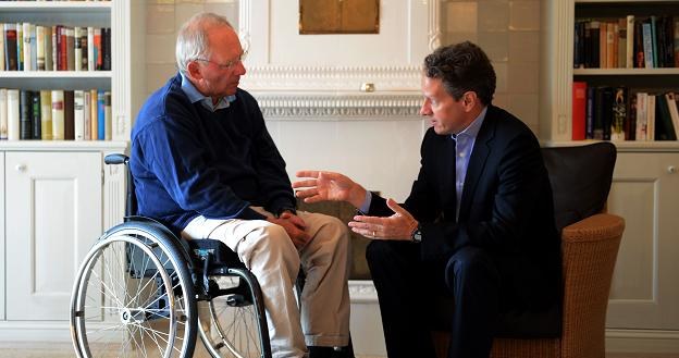 Timothy Geithner (P) i Wolfgang Schaeuble (L) /AFP