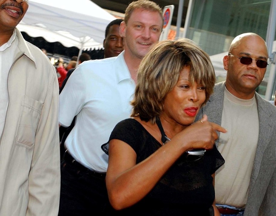 Tina Turner - królowa rock and rolla w towarzystwie ochroniarzy /WALTER BIERI  /PAP/EPA