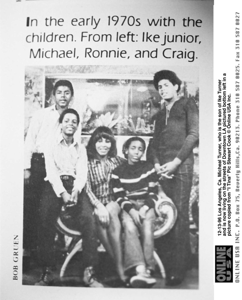 Tina Turner ze swoimi dziećmi - Craig Turner stoi pierwszy z prawej /Stewart Cook/Hulton Archive /Getty Images