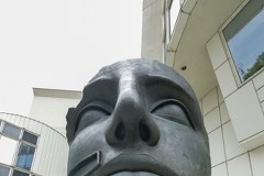 „Tindaro” - praca Igora Mitoraja - stanęła na placu Trzech Krzyży w Warszawie.