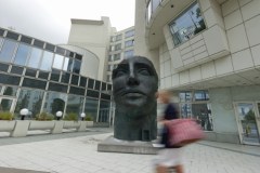 „Tindaro” - praca Igora Mitoraja - stanęła na placu Trzech Krzyży w Warszawie.