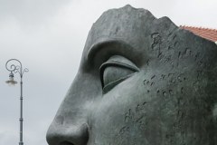 „Tindaro” - praca Igora Mitoraja - stanęła na placu Trzech Krzyży w Warszawie.