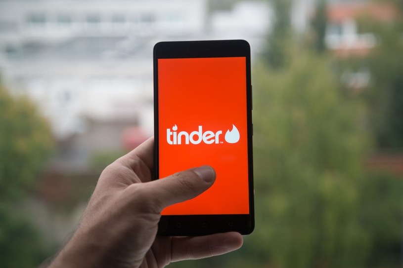 Tinder to na chwilę obecną najpopularniejsza aplikacja randkowa w Polsce. /123RF/PICSEL