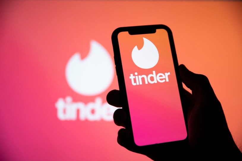 Tinder to najpopularniejsza aplikacja randkowa na świecie. Korzystają z niej miliony singli. /123RF/PICSEL