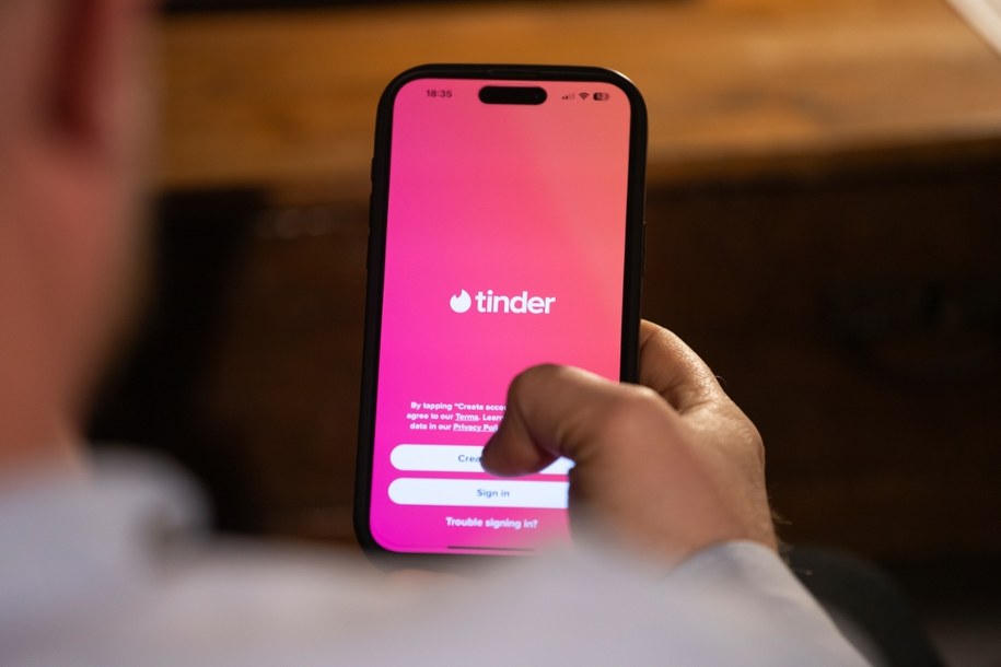 Tinder wprowadza nowe funkcje /Shutterstock