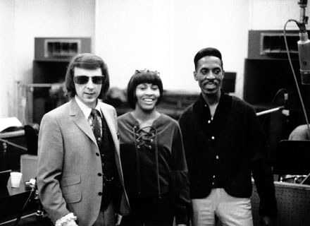 Tine i Ike Turnerowie w latach 60. (z lewej producent Phil Spector) - fot. Ray Avery /Getty Images/Flash Press Media