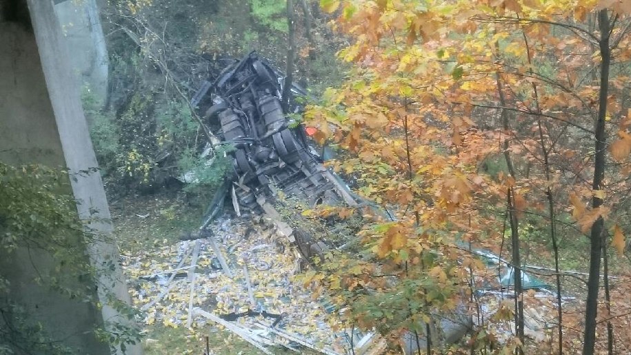 Tir spadł z wiaduktu w Katowicach /  /Gorąca Linia RMF FM