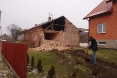 Tir wjechał w dom, jedna osoba zginęła