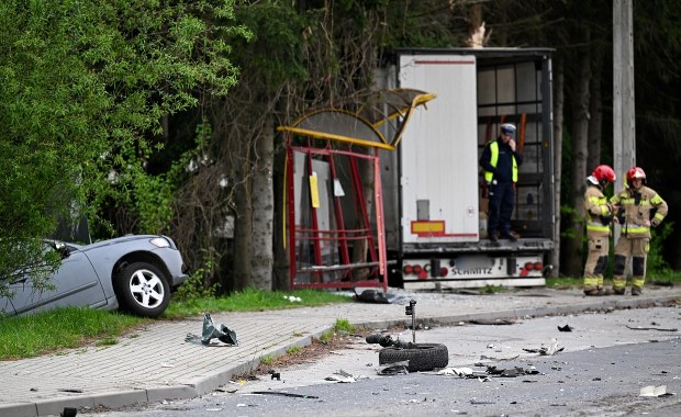 Tir wjechał w przystanek. Osiem osób poszkodowanych w wypadku w Tyczynie