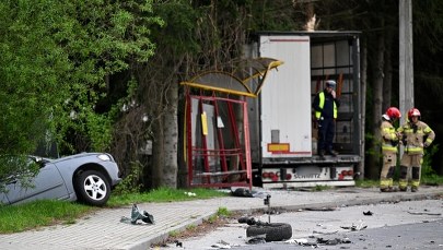 Tir wjechał w przystanek. Osiem osób poszkodowanych w wypadku w Tyczynie
