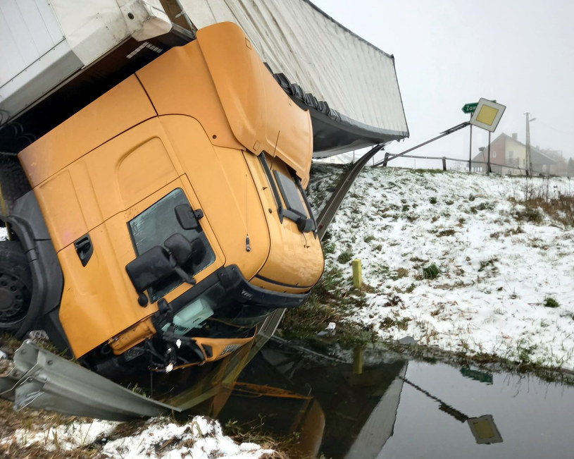 Mazowieckie Samochód wpadł do rzeki. Trudne warunki na