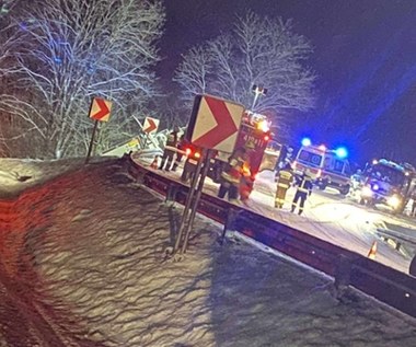 Tir wypadł z drogi i zawisł na skarpie. Fatalne warunki na Podkarpaciu