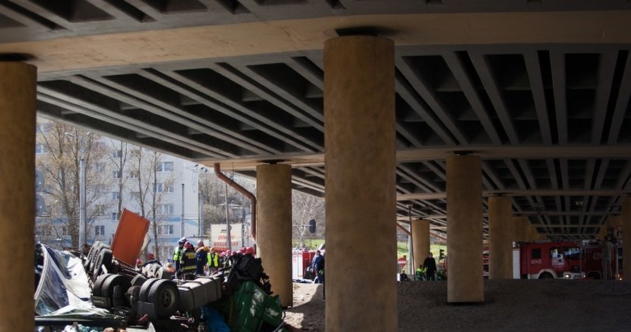 Tir zderzył się z trolejbusem w Gdyni. Zginęły dwie osoby