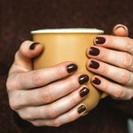 Tiramisu nails to hit końca zimy. Paznokcie w tym kolorze nosi Maja Bohosiewicz