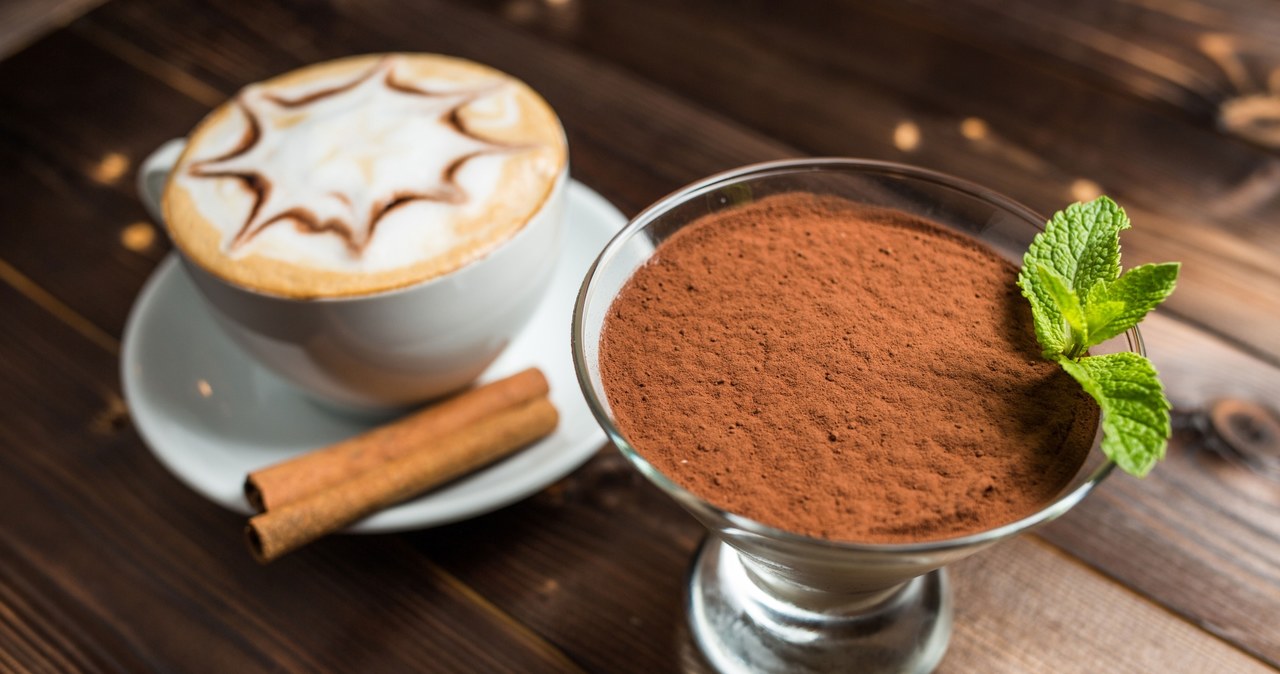 Tiramisu  składa się z warstwy biszkoptu nasączonej mocną kawą espresso i likierem amaretto /123RF/PICSEL