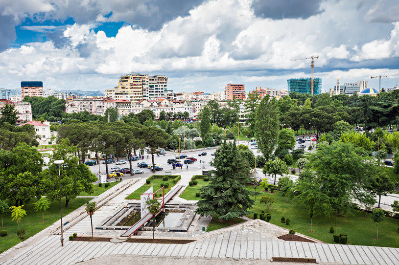 Tirana jest obecnie niespełna milionową aglomeracją kumulującą większość życia gospodarczego kraju /123RF/PICSEL
