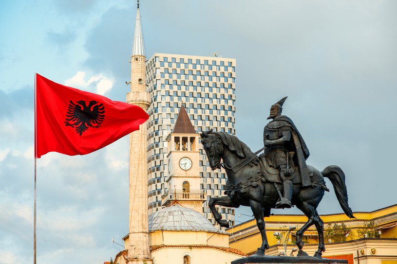 Tirana, pomnik Skanderbega (pol. Jerzego Kastrioty, albańskiego bohatera narodowego) /123RF/PICSEL