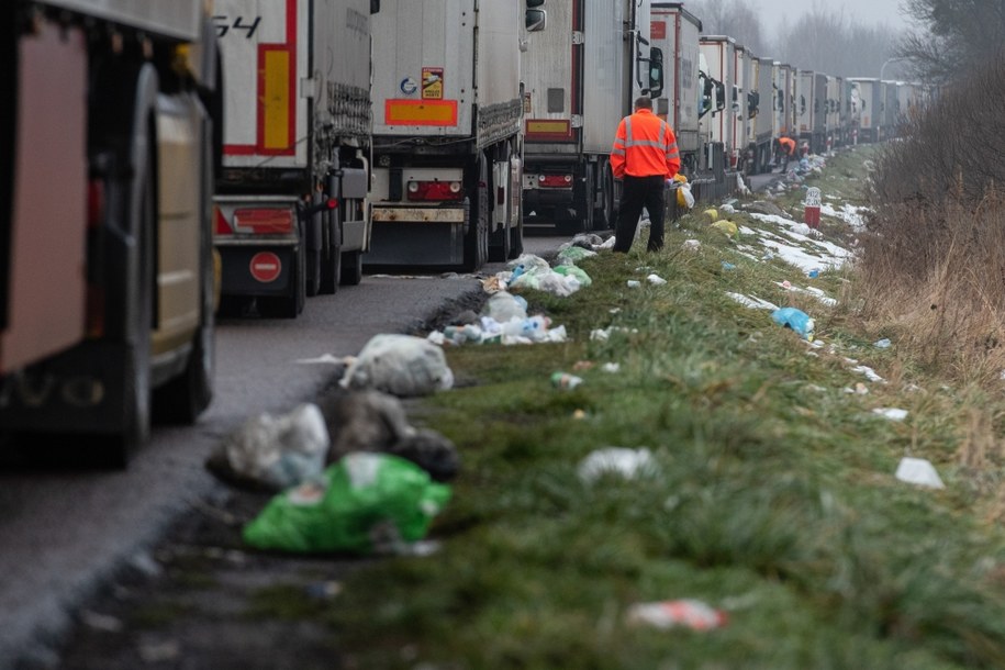 Tiry czekające w kolejce do przejścia granicznego w Dorohusku /Wojtek Jargiło /PAP